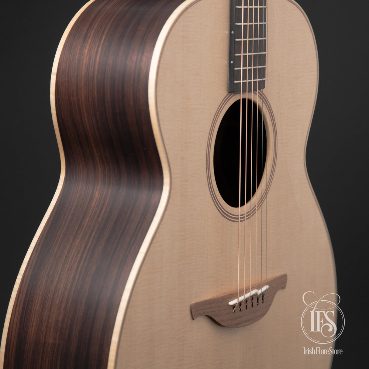 Lowden Guitars 032 Indian Rosewood & Sitka Spruce Left 3/4 Bout