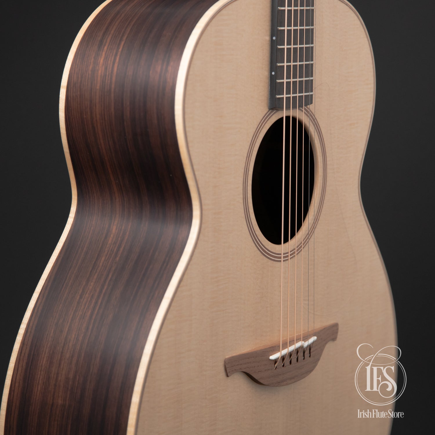 Lowden Guitars 032 Indian Rosewood & Sitka Spruce Left 3/4 Bout