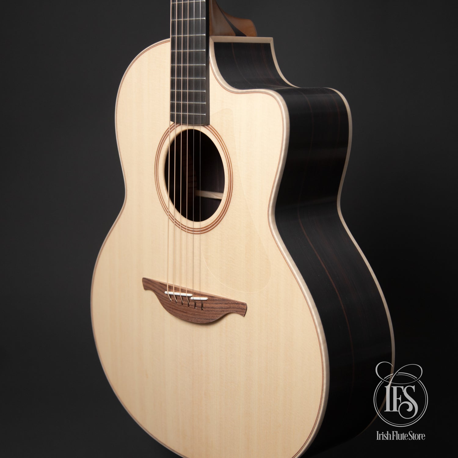 Lowden Guitars F32c Indian Rosewood & Sitka Spruce Right 3/4 Bout