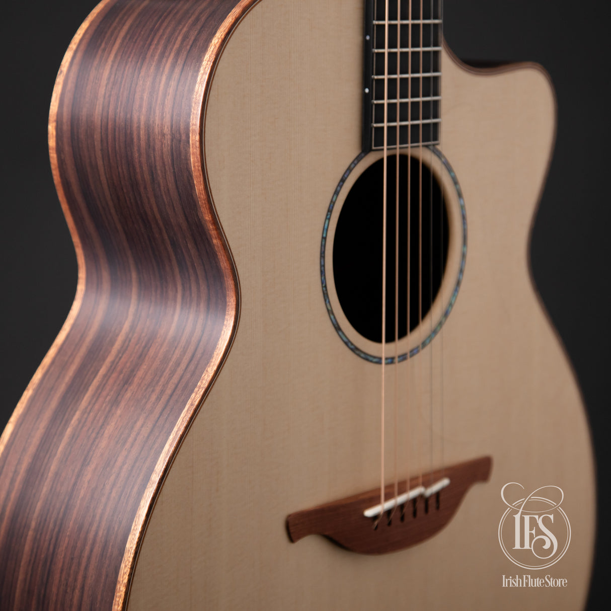 Lowden Guitars O-35C Indian Rosewood & Sitka Spruce Left 3/4 Bout